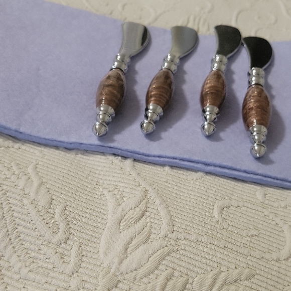Silver and Brown Handle Spreaders Set